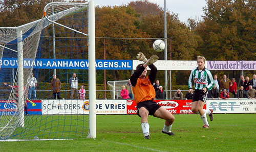Ronald van Klinken de doelman van ACV was deman van de wedstrijd. (Foto Helmich Lubberts)